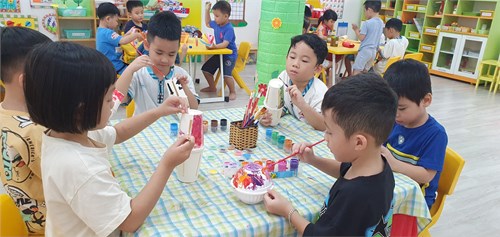 Chiếc lồng đèn xinh xinh
Mang dáng hình cá chép
Ngọn đèn sáng lung linh
Càng nhìn càng thấy đẹp. Các bé lớp 5A háo hức làm lồng đèn để vui đón Ngày hội Trung Thu của bé.