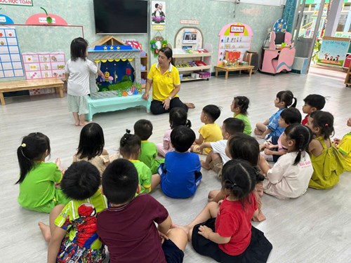 Một giờ hoạt động phát triển ngôn ngữ của các bé lớp 3C với đề tài  Thỏ ngọc vui trung thu 