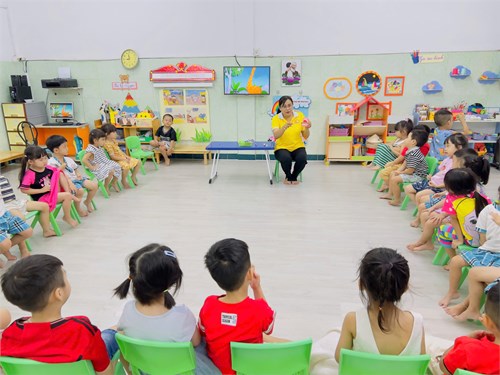 Kính mời Ba Mẹ cùng xem Cô Hằng và các bé lớp 4B tập chải răng đúng cách và phân biệt những thức ăn tốt cho răng nhé.