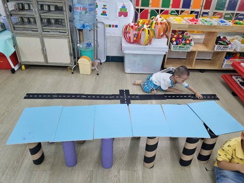 Hoạt động vui chơi của các bé lớp Thỏ Trắng (Nhóm 25-36 tháng)