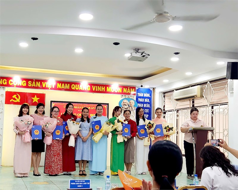 Lễ trao quyết định tuyển dụng viên chức ngành Giáo dục và Đào tạo Quận 3
