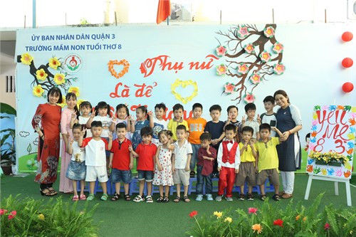 Bé làm thiệp ngày 8/3