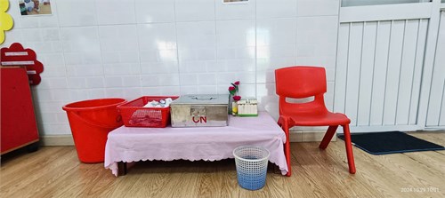 Các bé được cô lau mặt