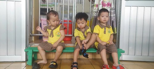 Bé tập mang giày- dép (lớp 25-36 tháng)