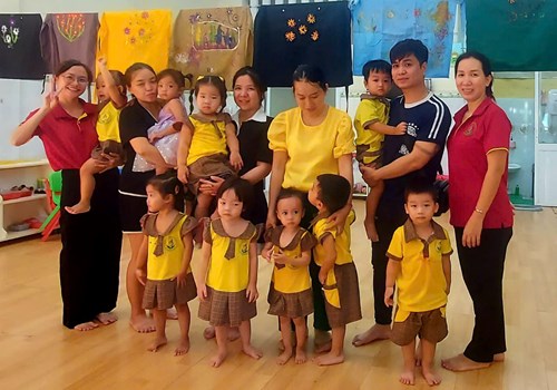 Tạo hình trang trí tạp dề tặng mẹ 20/10 ( lớp 25-36 tháng)