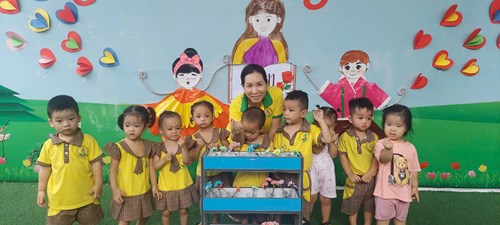 Hoạt động thí nghiệm: hoa đổi màu ( lớp 25-36 tháng)