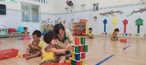 HOẠT ĐỘNG VUI CHƠI TRONG LỚP ( Lớp 25 - 36 tháng)