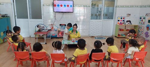 Udcntt 
hđvđv: xếp xen kẻ đỏ - xanh dương ( lớp 25 - 36 tháng )