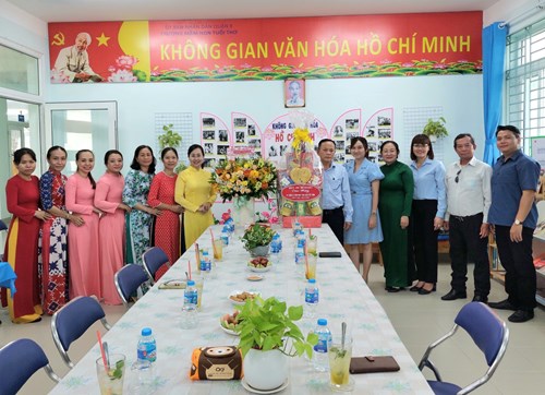 🌺🌺Chiều ngày 14/11/2023, Tập thể Sư phạm trường Mầm non Tuổi Thơ vinh dự được đón tiếp Lãnh đạo Quận ủy, Ủy ban Nhân dân, Ủy ban Mặt trận Tổ quốc Việt Nam Quận 8, Phòng GD&ĐT Quận 8, Đảng ủy , Uỷ ban nhân dân, Uỷ ban mặt trận Tổ quốc Phường 5, Quận 8 đã đến thăm hỏi và tặng quà chúc mừng nhân Kỷ niệm 41 năm ngày Nhà giáo Việt Nam 20/11. Tập thể nhà trường xin chân thành cảm ơn Lãnh đạo và chính quyền địa phương!❤️❤️❤️