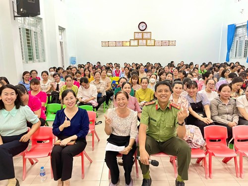 🌈Chiều ngày 05/10/2023, Công an Quận 8 phối hợp với PGDĐT Quận 8 tổ chức cho đội ngũ Cán bộ - giáo viên - nhân viên Trường Mầm non Tuổi Thơ buổi tập huấn tuyên truyền 
các phương thức thủ đoạn lừa đảo qua mạng Internet và điện thoại. Qua buổi tập huấn giúp Tập thể sư phạm nhà trường bổ sung kiến thức bổ ích cho bản thân🌻🌻