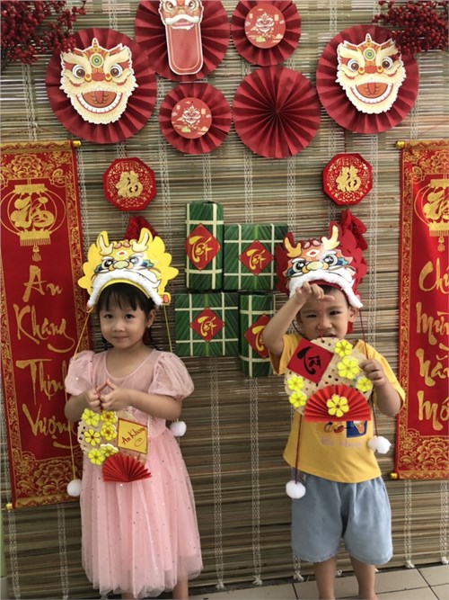 Bé trang trí tết lớp mầm 3