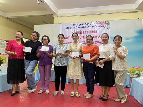 Tập thể trường Mầm non Tuổi Xanh họp mặt ngày 20/10