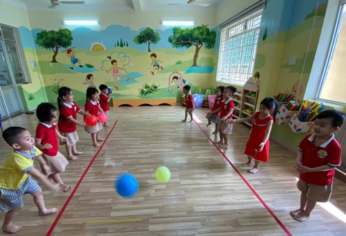 Giờ học Tung bắt bóng với người đối diện (Chồi 2)