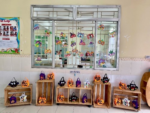 Các hoạt động trang trí sáng tạo cho lễ hội Halloween của Lớp Chồi 1