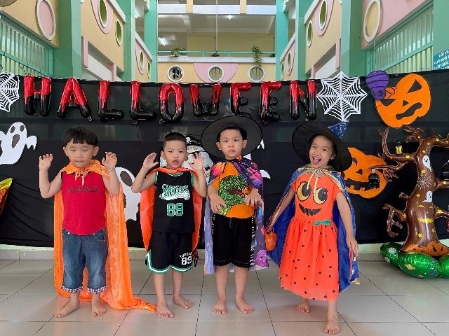 Bé vui chơi lễ hội Halloween (Lớp Chồi 1)