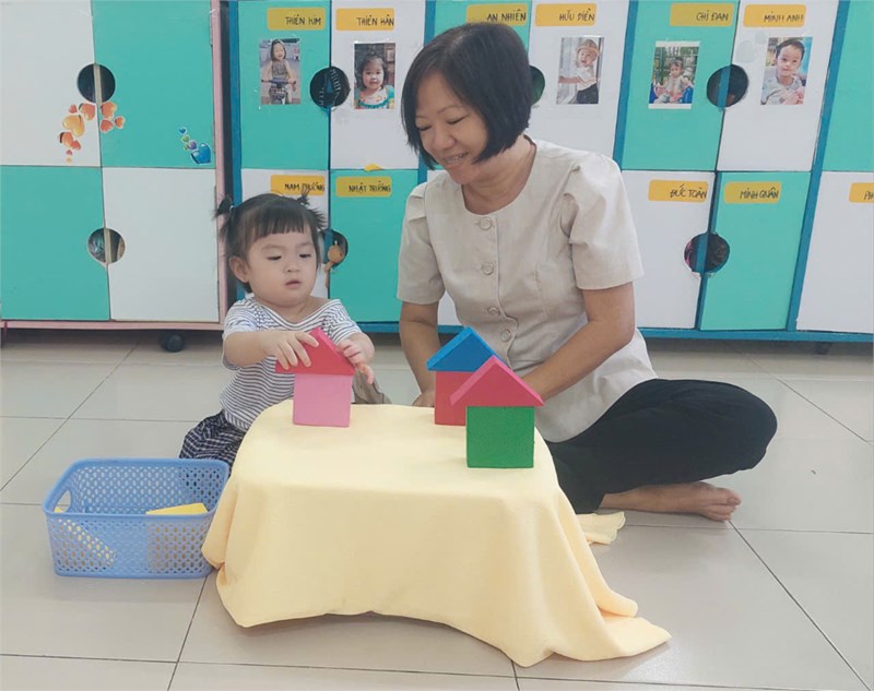 HOẠT ĐỘNG VỚI ĐỒ VẬT - XẾP NHÀ (19 - 24 tháng)