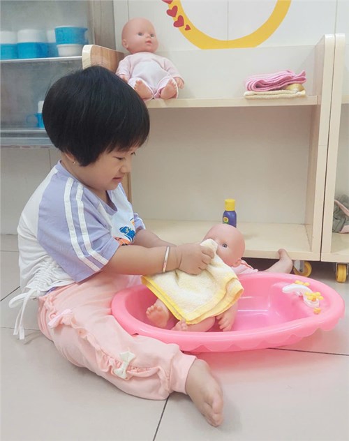 TRÒ CHƠI: TẮM CHO EM BÚP BÊ (19 – 24 tháng)