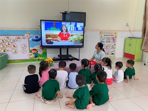 Các bé lớp Mầm 3 đang học kỹ năng sống tiết học Bé trải nghiệm tự gấp quần áo