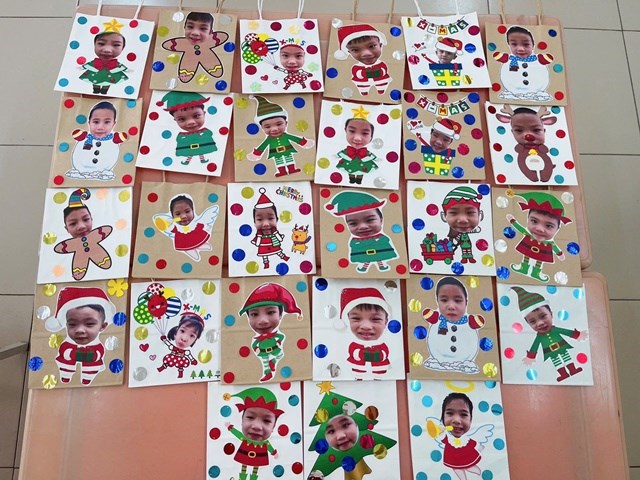 Bé trang trí túi quà Noel (Lớp Chồi 1)