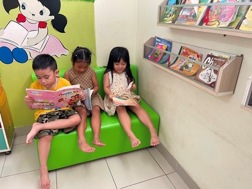 Bé đọc sách góc thư viện (Chồi 1)
