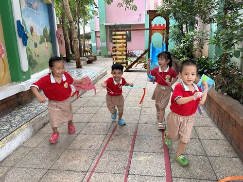 Trò chơi trẻ thơ của các bé lớp Chồi 2: Thả diều