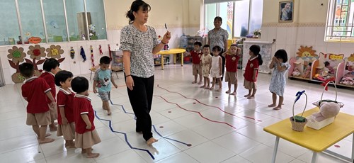 Hoạt động phát triển thể chất:  Đi trong đường ngoằn ngoèo có mang vật trên tay  ( Nhà trẻ 2)