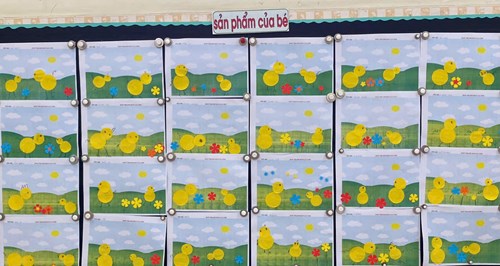 Các bé Chồi 2 dán tranh đàn gà con