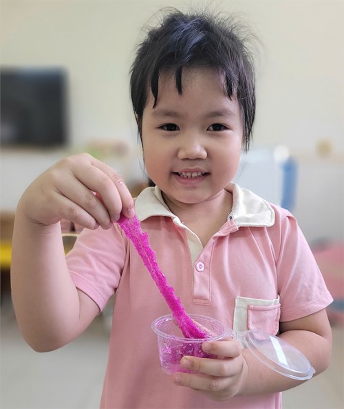 Hoạt động trải nghiệm : CÁC BÉ LÀM SLIME ( LÁ 2)