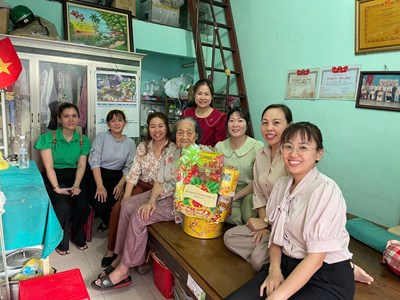 Nhân dịp Tết đến - Xuân về, chiều ngày 30/01/2024, Chi bộ cùng Công đoàn và Chi đoàn Trường Mầm non Tường Vi cùng đến thăm hỏi và chúc tết Mẹ Việt Nam Anh hùng Nguyễn Thị Ai - Phường 11. Qua đó bày tỏ lòng biết ơn sâu sắc với những cống hiến và sự hy sinh to lớn của Mẹ. Kính chúc Mẹ sống vui, sống khoẻ, là tấm gương sáng để thế hệ mai sau noi theo.