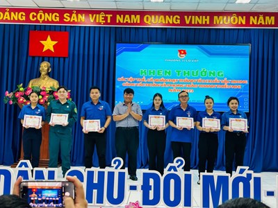 Ngày 17/01/2024, Chi đoàn Trường Mầm non Tường Vi tham dự Hội nghị tổng kết Công tác Đoàn và phong trào thanh thiếu nhi phường 11 năm 2023 tại Phường 11 và chúc mừng đồng chí Nguyễn Thu Thảo đã có thành tích xuất sắc trong công tác Đoàn - Hội và phong trào thanh thiếu nhi năm 2023