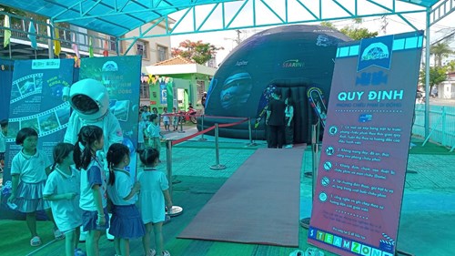 Một buổi trải nghiệm xem phim trong phòng chiếu phim di động (STEM Dome) với công nghệ chiếu phim vòm vô cùng thú vị và bổ ích