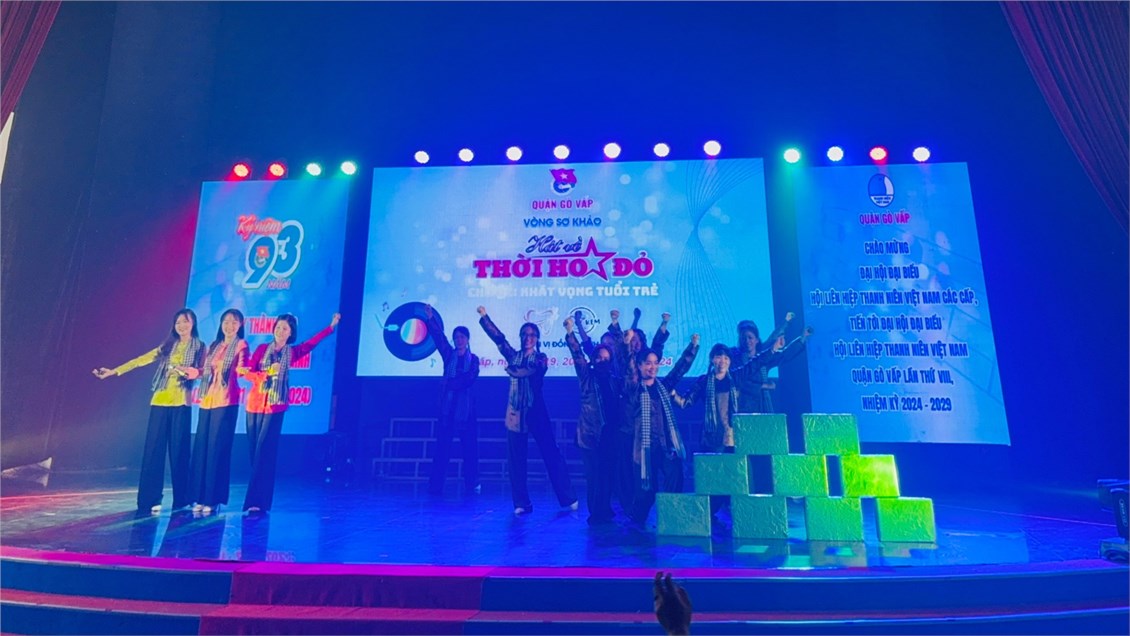 Chi đoàn Trường Mầm non Vàng Anh tham gia hội thi Hát về thời hoa đỏ năm 2024 với tiết mục tam ca kết hợp múa minh họa  Cô gái Sài Gòn đi tải đạn  của tác giả Lư Nhất Vũ