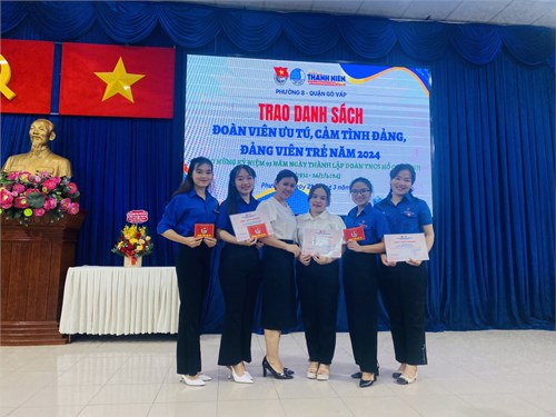 Chi đoàn tham gia Lễ kỷ niệm 93 năm ngày thành lập Đoàn TNCS Hồ Chí Minh (26/03/1931 - 26/03/2024) tại Đoàn phường 8, nhận giấy biểu dương Thanh niên tiên tiến làm theo lời Bác và Đoàn viên ưu tú năm 2024