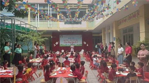 Các bé lớp Mầm tham gia ngày hội Trang trí túi vải nhân ngày Quốc tế phụ nữ 8/3