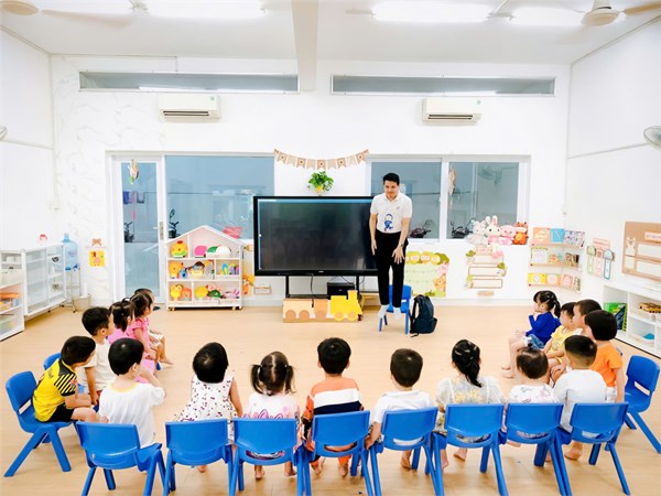 English Class - Giờ học tiếng Anh với giáo viên nước ngoài của các con lớp mầm