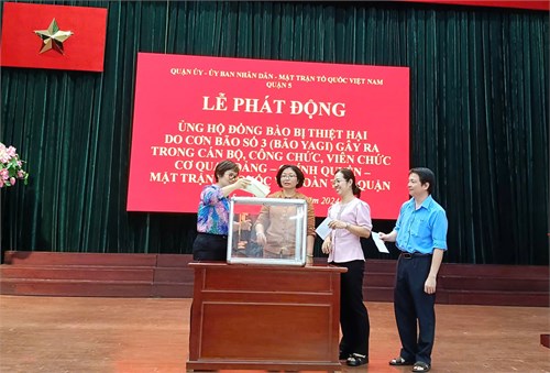 Cán bộ, công chức, viên chức của các cơ quan quận ủy - ủy ban nhân dân - ủy ban mặt trận tổ quốc và các đoàn thể quận 5 đóng góp 150 triệu đồng ủng hộ đồng bào bị thiệt hại do bão số 3 gây ra