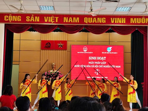 Trường mầm non vàng anh - quận 8 tham gia chương trình văn nghệ sinh hoạt ngày pháp luật nước cộng hòa xã hội chủ nghĩa việt nam do ban chỉ huy quân sự quận 8 tổ chức vào ngày 07/11/2024.