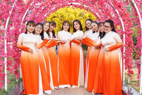 Tham gia chương trình đồng diễn áo dài- mừng xuân giáp thìn 2024