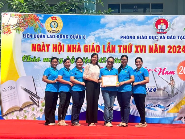 Hội thi sáng tạo trong việc tự làm đồ dùng, đồ chơi từ sản phẩm tái chế cho trẻ mầm non. tên đồ chơi “chiếc hộp đa năng”