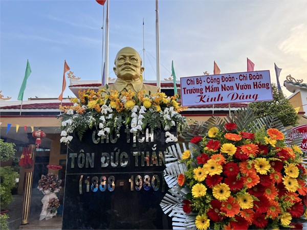 Chi bộ - công đoàn - chi đoàn trường mầm non vườn hồng kính dâng hoa tưởng nhớ ngày mất của chủ tịch tôn đức thắng tại đền thờ bến bình đông quận 8