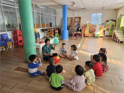 Hoạt động Làm quen với toán các bé Mầm.Mời ba mẹ xem các con đếm  như thế nào nha!