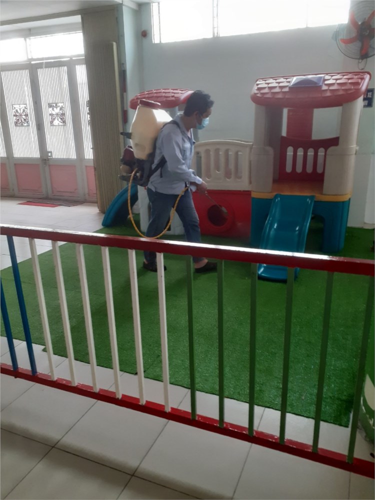 Thời điểm giao mùa là điều kiện thuận lợi cho muỗi, côn trùng sinh sôi và hoạt động. Để đảm bảo sức khoẻ và môi trường học tập cho học sinh, sáng ngày 24/2/2024, trường MN Vườn Hồng  đã phối hợp với Công ty dịch vụ kiểm soát sinh vật gây hại tổ chức phun thuốc diệt muỗi, côn trùng.
Toàn bộ các khu vực ngoài trời như sân trường, hành lang cũng như từng phòng học, phòng chức năng, khu vực bếp, nhà vệ sinh, cầu thang đều được phun thuốc diệt muỗi và côn trùng cẩn thận.
Sau đây là một số hình ảnh công tác phun thuốc diệt muỗi