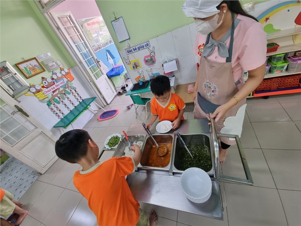 Giờ ăn của bé