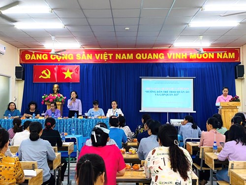 Triển khai chuyên đề cấp huyện “Hướng dẫn trẻ thay quần áo và gấp quần áo”