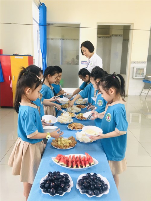 Trường Mầm non Xuân Thới Thượng tổ chức cho trẻ ăn tiệc Buffet nhân dịp cuối năm học 2023 - 2024.