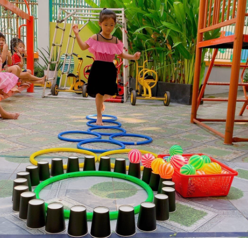 Mầm Non Sao Việt Nhà Bè Tổ Chức Các Trò Chơi Ngoài Trời Cho Trẻ