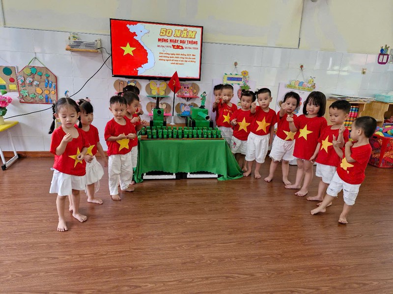 Nhân dịp kỷ niệm 50 năm ngày Giải phóng miền Nam, thống nhất đất nước cô và trò lớp Mầm 2 trường Mầm non Hoa Hồng 3 đã có một buổi trải nghiệm vô cùng thú vị và ý nghĩa với hoạt động: “Bé làm xe tăng  