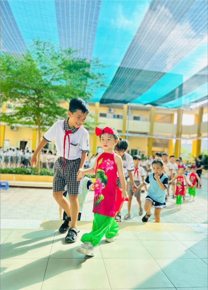 🏫 Các bé lớp Lá tham quan Trường Tiểu học Nguyễn Hồng Thế năm học 2024 - 2025