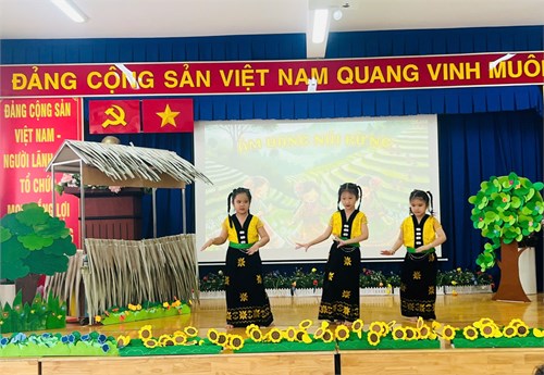 Chuyên đề: ”Tổ chức hoạt động âm nhạc theo tiếp cận đa văn hóa tại trường mầm non” lớp Lá 2 và Lá 3