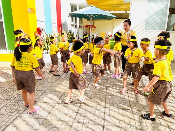 Giờ hoạt động ngoài trời của trẻ